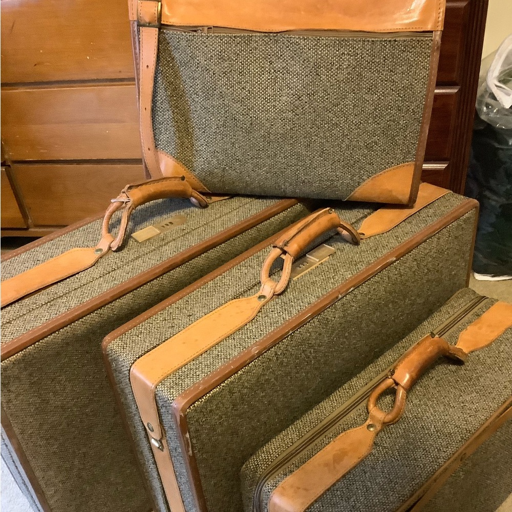 Vintage Hartmann tweed luggage in very good condition.  Inside bags, excellent.